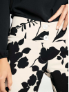 Dámske nohavice s kvetinovou potlačou Ashley Brooke, čierno-biele