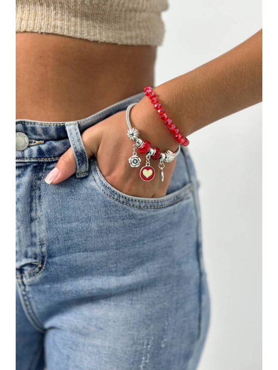 Dámsky náramok na ruku s rôznymi príveskami, červený - video vo fotkách