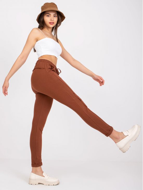 Športové dámske legíny s vreckami, tmavo hnedé