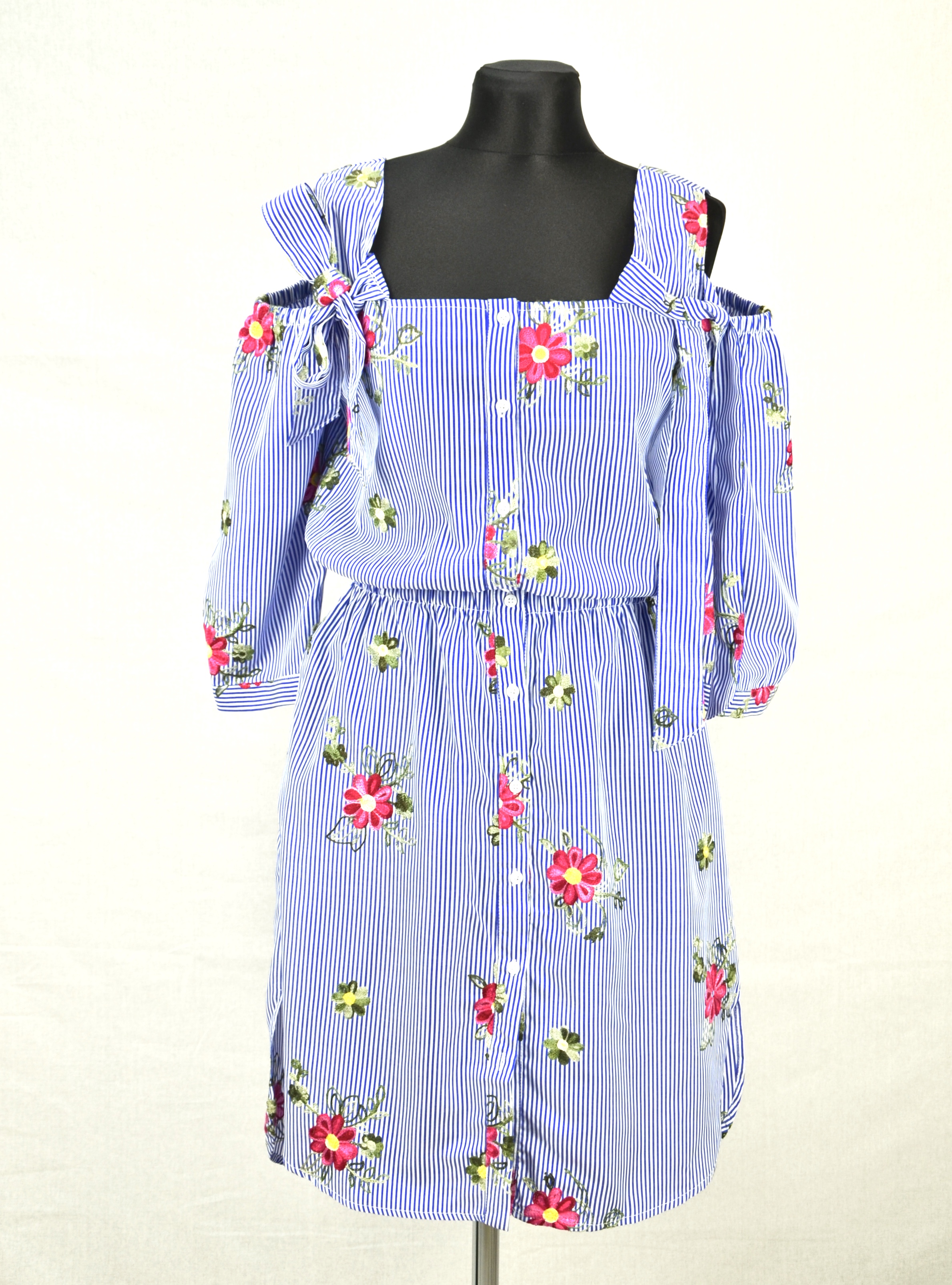 Dámske pásikové šaty s kvetinovou výšivkou, viacfarebné